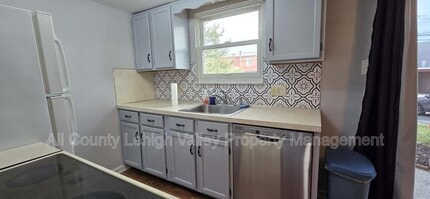 Building Photo - 405 S St George St