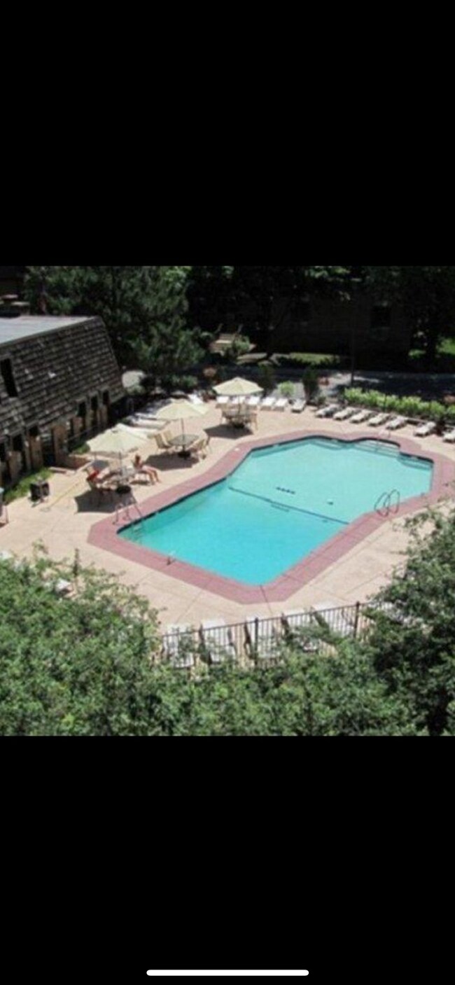 Foto del edificio - 8 Oak Creek Dr