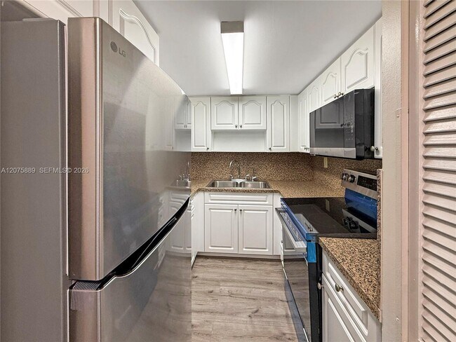 Building Photo - 995 SW 84th Ave