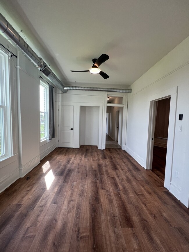Building Photo - 5032 S Prairie Ave