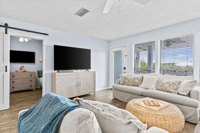 Foto del edificio - 17670 Front Beach Rd