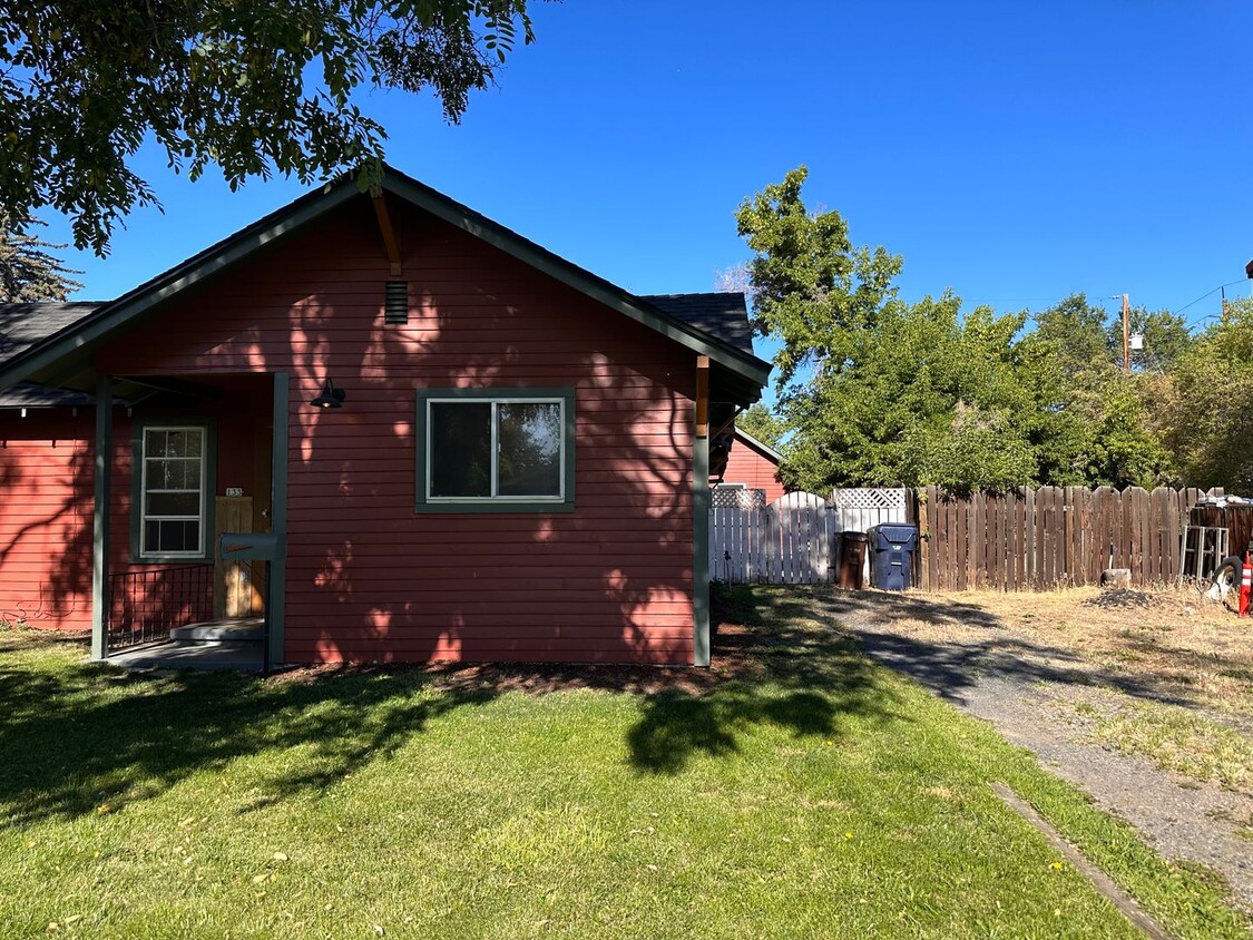 Primary Photo - Charming 2 bedroom home in the heart of do...