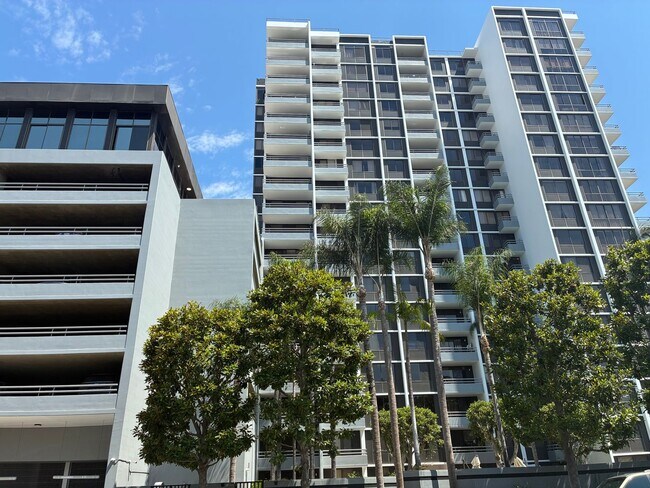 Foto del edificio - AVAILABLE NOW!