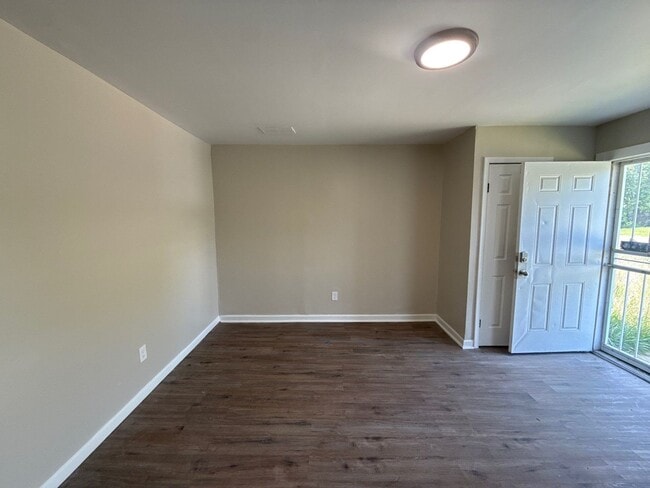 Building Photo - Fully Renovated 3-Bedroom Home – Move-In R...