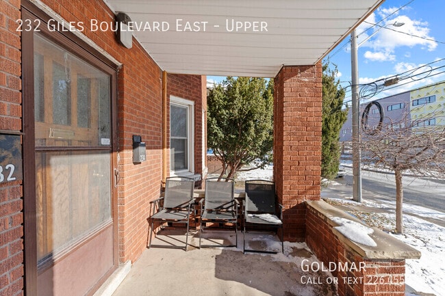 Photo du bâtiment - Updated 3bdrm upper unit in central location