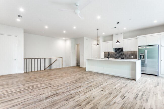 Building Photo - Tucked away Lakewood Gem, 2 story townhome, Walkable area!