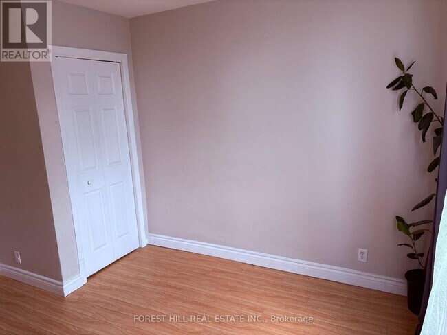 Photo du bâtiment - 2530 Eglinton Ave W