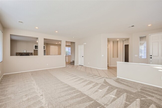 Foto del edificio - 4 BD/3 Ba Home with Three car attached gar...