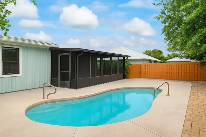Primary Photo - 240 W Lorraine Dr