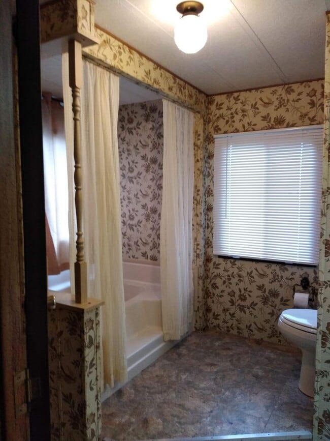 Building Photo - 2 bed 1 bath for rent