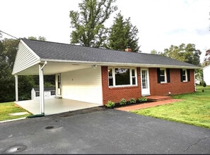 Building Photo - 606 Churchill Rd