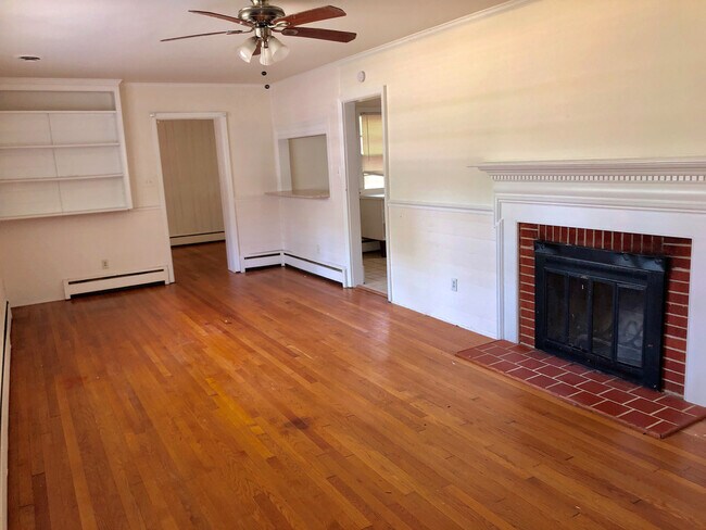 Building Photo - Charming Ranch in the West End
