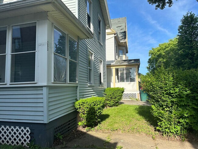 Building Photo - YOU WILL FALL IN LOVE WITH THIS HOME !!