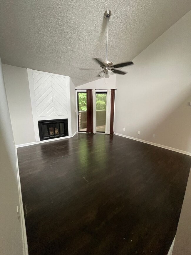Building Photo - Updated 2 Bed 2 Bath Condo Move In Ready!