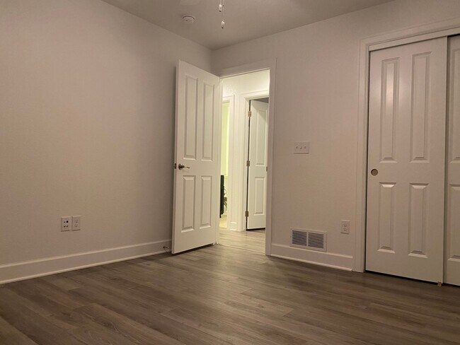 Building Photo - Luxury Townhome!