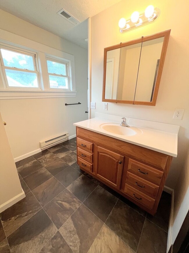 Building Photo - 3 Bedroom Home in Lynchburg