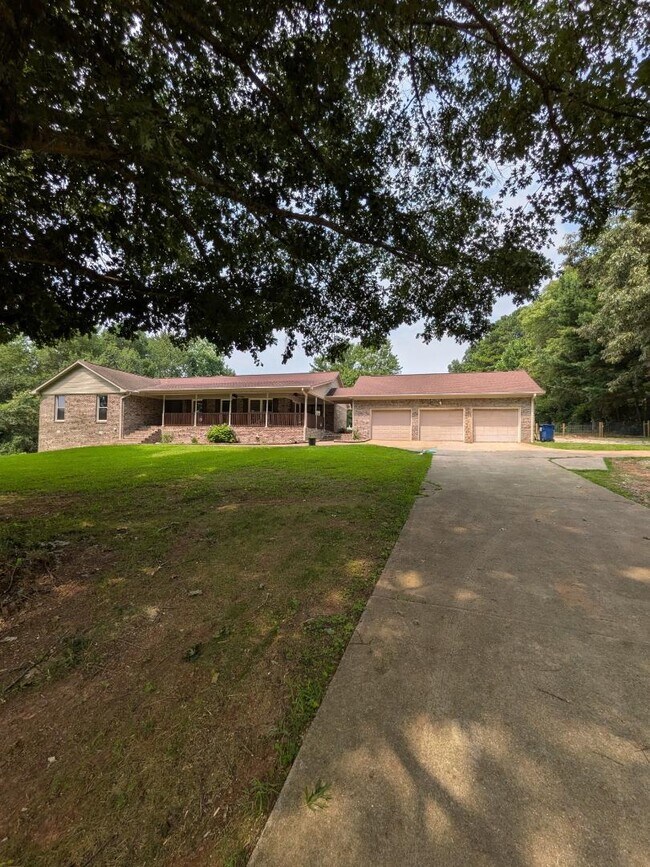 Foto del edificio - 102 Huntington Ridge Rd