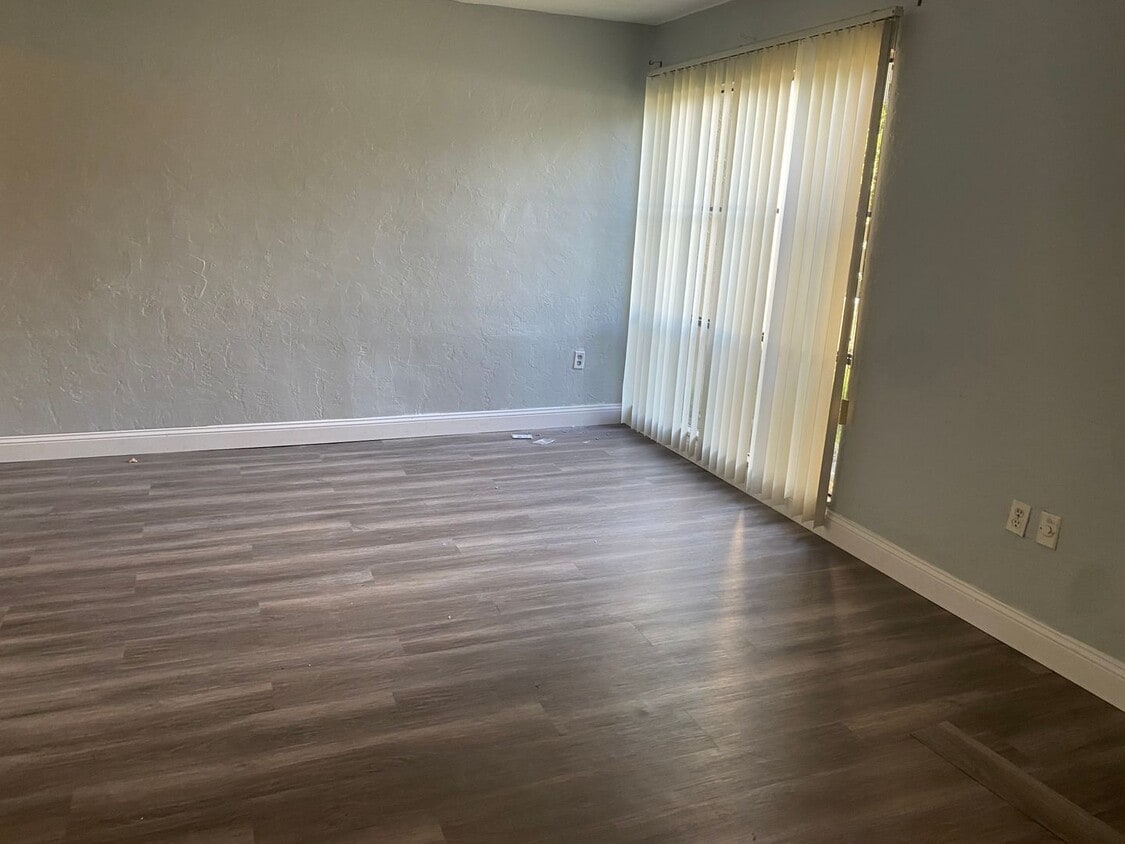 Building Photo - Location is key! 876 SF Unit- 2 bd/ 1 ba n...