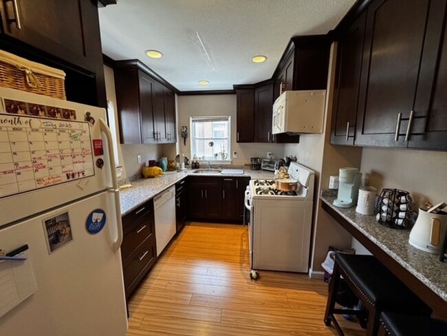 Building Photo - Rare 3 Bedroom Find in the Heart of Lawren...