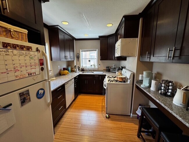 Foto del edificio - Rare 3 Bedroom Find in the Heart of Lawren...