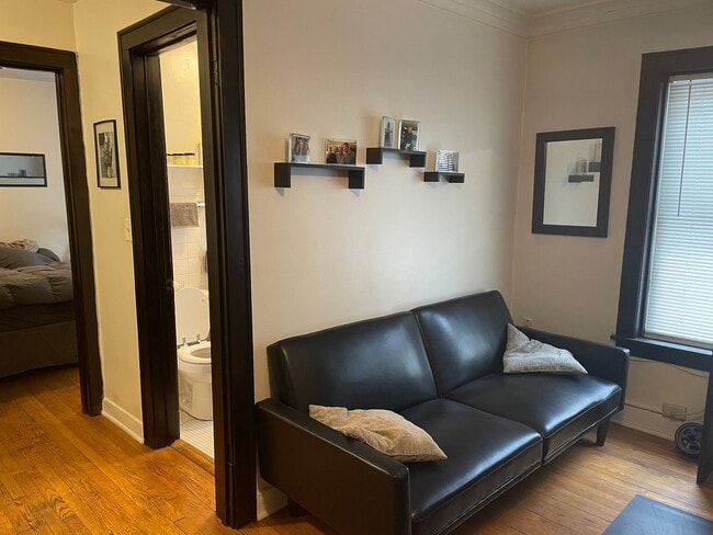 Building Photo - Cozy, one bedroom in Downton Arlington Heights, Walk to Metra!!