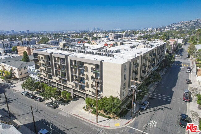 Foto del edificio - 1601 N Fuller Ave