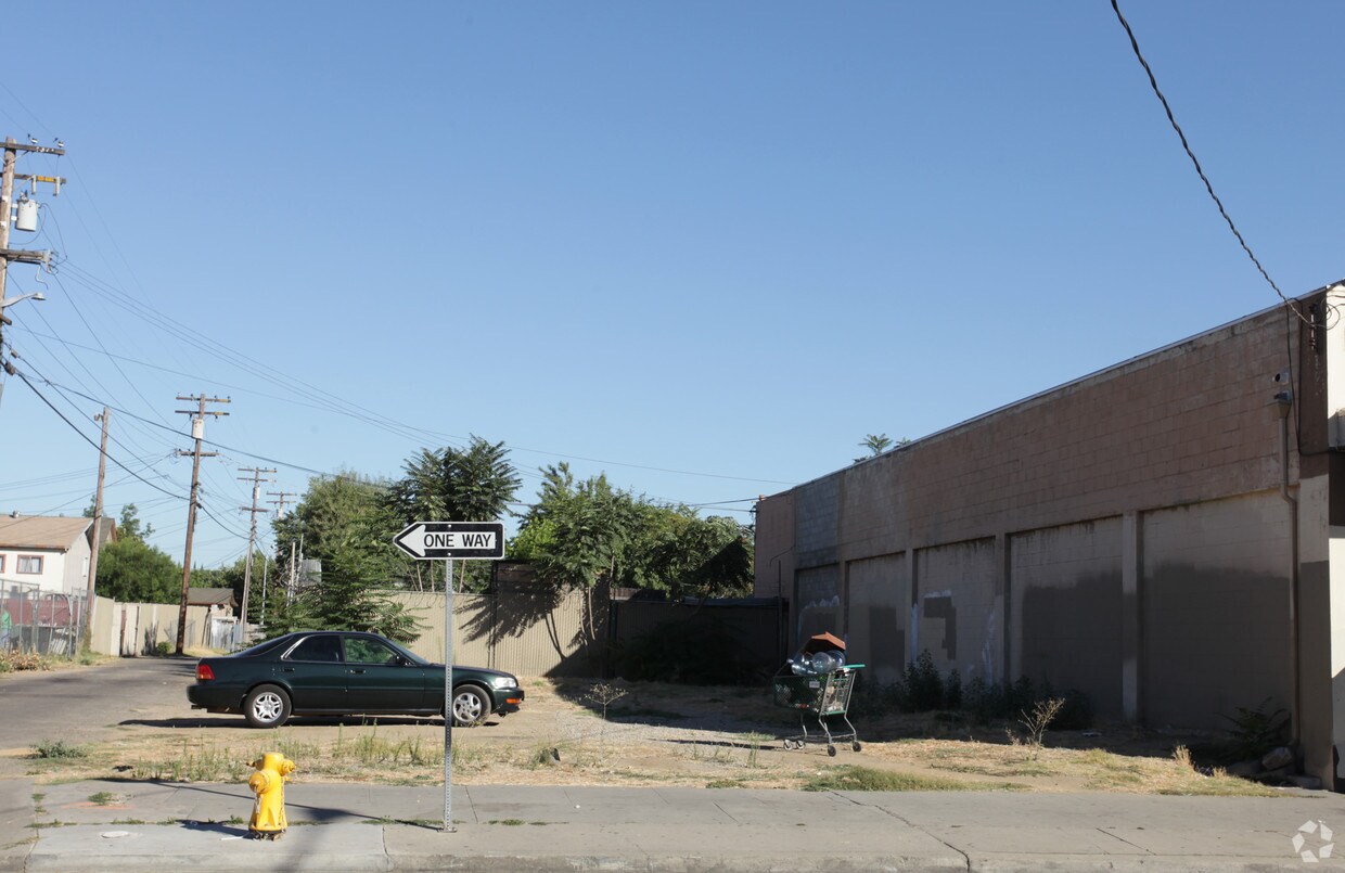 Building Photo - 215 H St