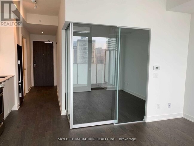 Building Photo - 25 Richmond St E