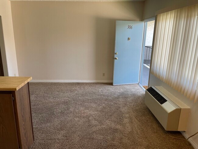 Living room - 8522 Glenoaks Blvd