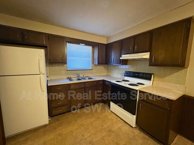 Building Photo - 2002-A W Monroe St