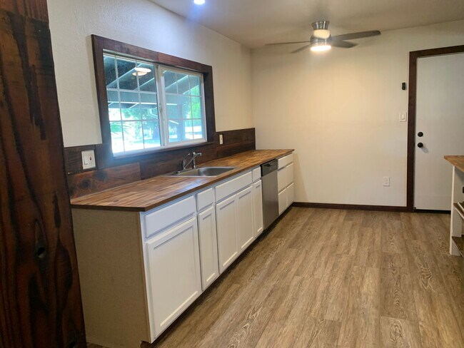 Building Photo - Adorable 3 bedroom home with pool and garden