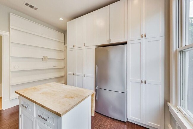 Building Photo - 4 Bed 3 Bath - Victorian House Blocks from...
