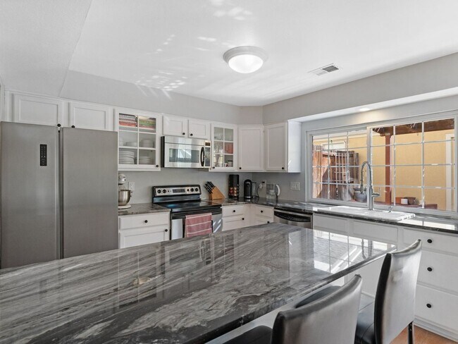 Foto del edificio - 2 Bedroom 3 Bathroom Remodeled Townhome in...