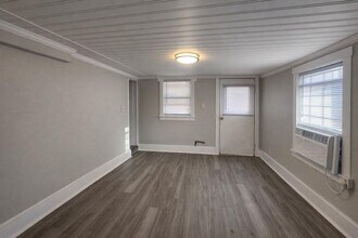 Building Photo - 823 Cumberland Dr