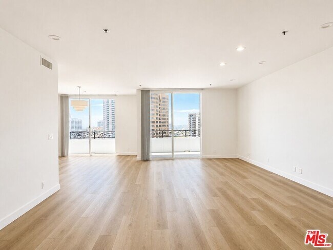 Building Photo - 10390 Wilshire Blvd