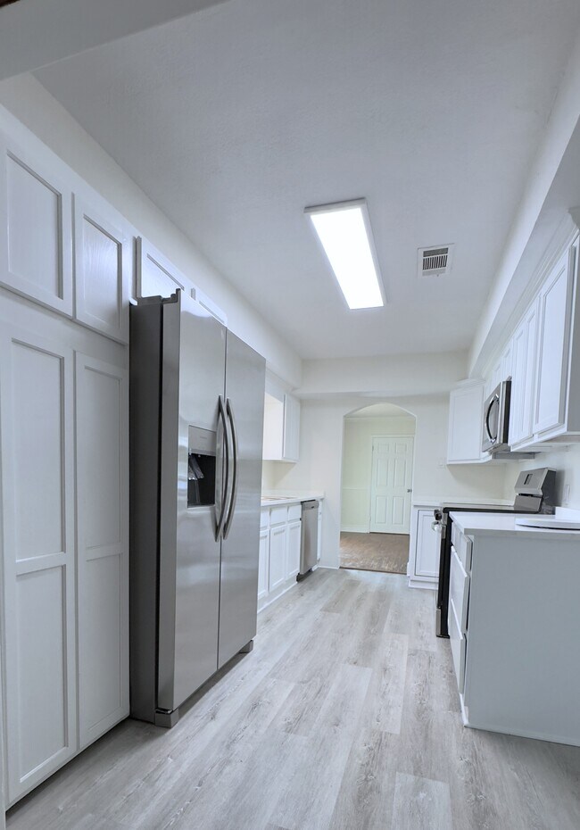 Building Photo - 3736 Baywood Dr
