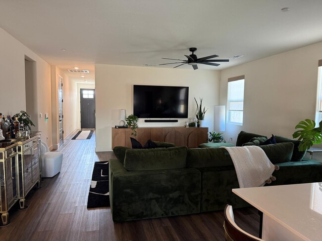 Building Photo - Don't miss the chance to view this stunnin...