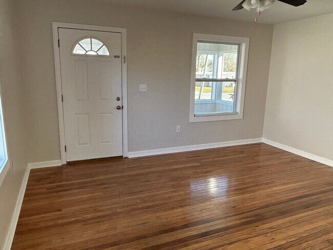 Building Photo - 1537 Oak Ave
