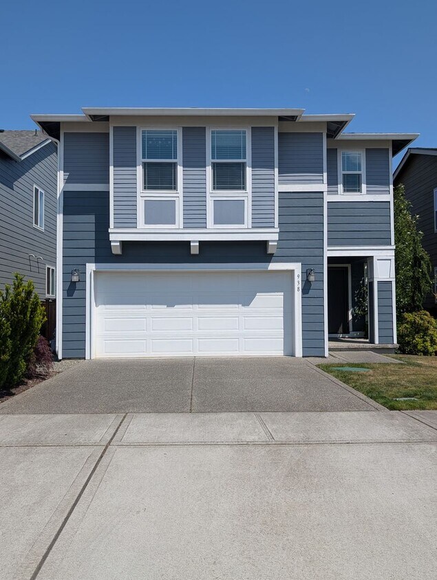 Foto principal - LIKE-NEW 4 bedroom home in Lacey!
