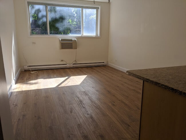 Living Area - 5854 N Kenmore Ave
