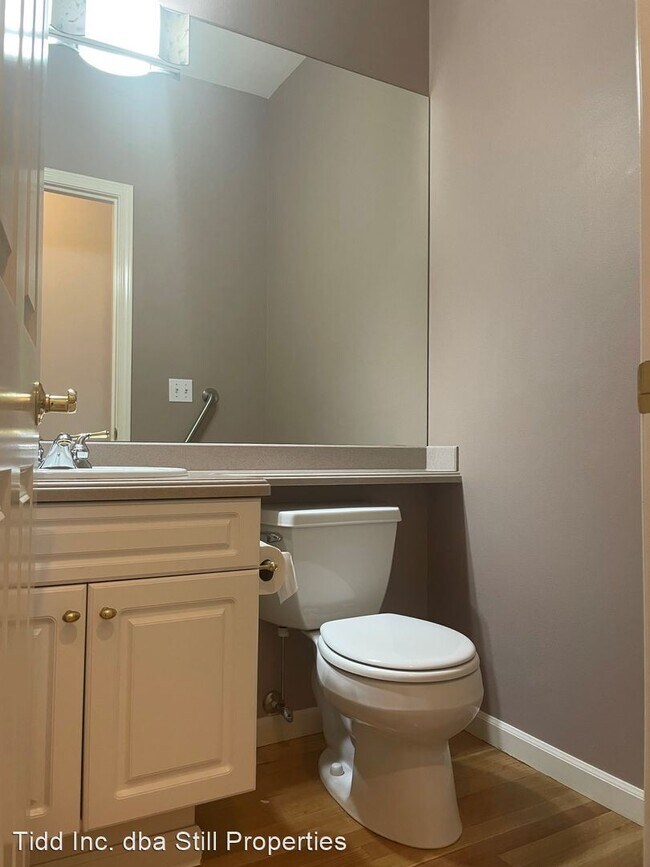 Building Photo - 2 br, 2.5 bath House - 1494 Eastmont Ave. #1