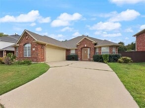 Building Photo - 545 Edgeview Dr