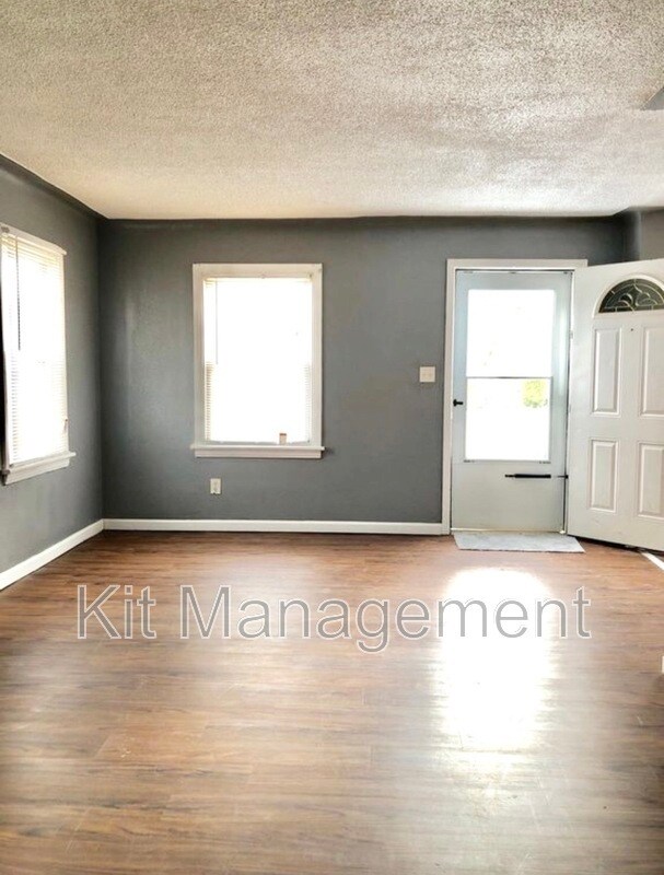 Foto del edificio - 1338 Crestwood Rd