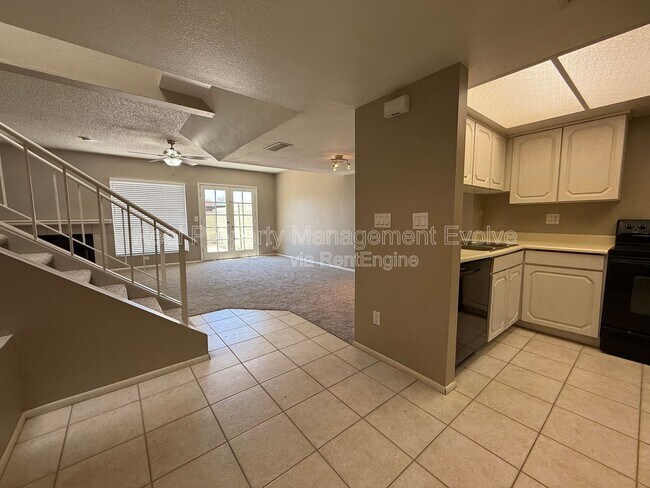 Building Photo - 815 E Grovers Ave
