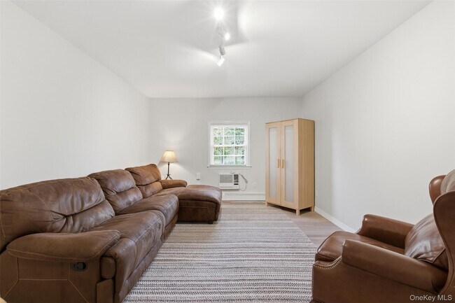 Foto del edificio - 120 Greenlawn Rd