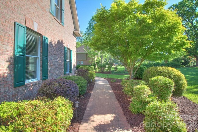 Foto del edificio - 1217 Weddington Hills Dr