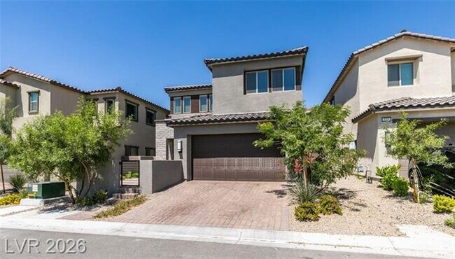 Foto del edificio - BEAUTIFUL 4 BEDROOM PROPERTY IN GATED COMMUNITY!