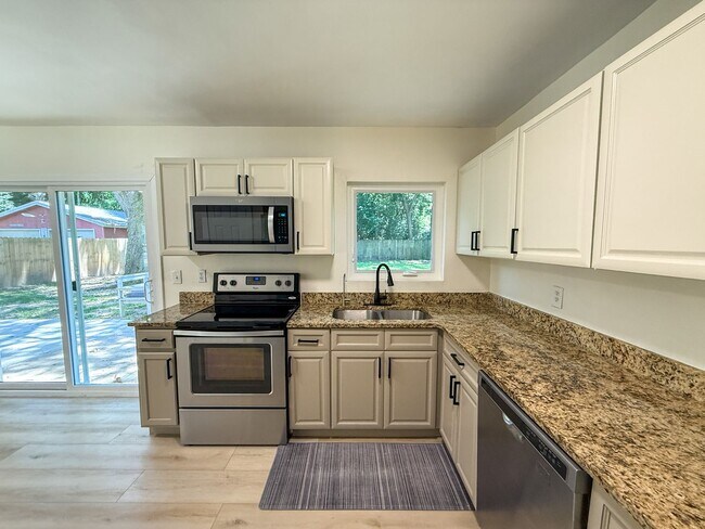 Foto del edificio - Charming 3 Bedroom 2 Bath Coastal Ranch fo...