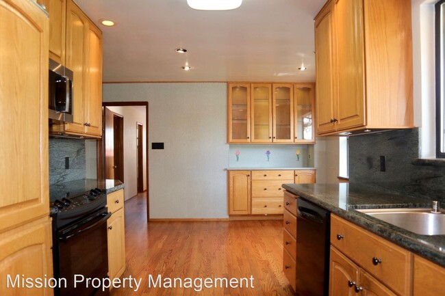 Building Photo - 4 br, 2.5 bath House - 4631 Mayfield Dr