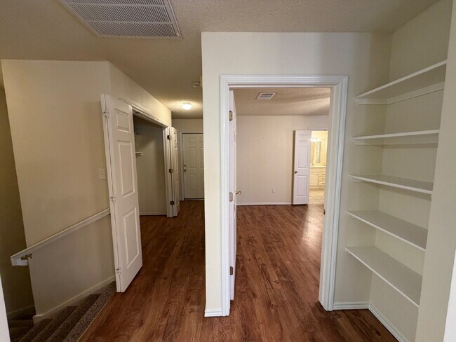 Foto del edificio - Duplex Located Between 98th & Indiana With Basement!